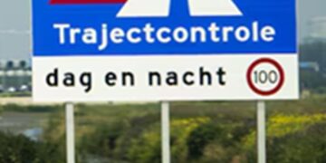 Rijd jij wel eens langs een tracjectcontrole? Op déze tijden staan ze uit, en kun je dus nooit worden geflitst