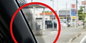 Aha! Daarom zitten er zwarte puntjes langs de randen van je autoruiten, en ze zijn belangrijker dan je denkt