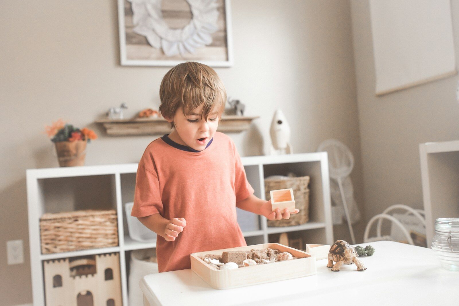 Photo by Paige Cody - Info Vandaag Boy in orange crew neck t shirt standing in front of white wooden table with cupcakes