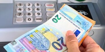 Hoeveel pinnen zonder controle? Vanaf dit bedrag houdt de bank je al in de gaten