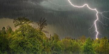 Weer slaat helemaal om: Hier gaat het zometeen regenen met onweer