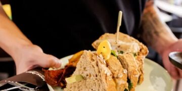 Moet je écht afwassen als je niet kan betalen in een restaurant? Zo zit het precies (en dit is de straf)