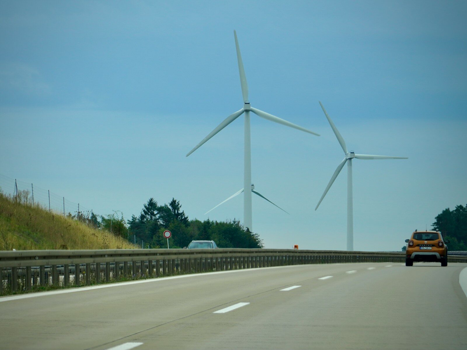 Photo by Viva Zhang - Info Vandaag White wind turbines on green grass field during daytime