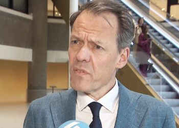 Deze bekende Nederlander is helemaal klaar met ‘hypocriete’ Tijs van den Brink: “Hij komt uit kerk, deden vieze dingen”