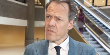 Deze bekende Nederlander is helemaal klaar met ‘hypocriete’ Tijs van den Brink: “Hij komt uit kerk, deden vieze dingen”