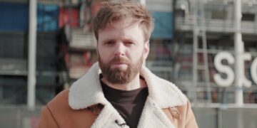 Tim Hofman onthult hoe het er écht aan toe gaat bij jeugdkliniek Yes We Can – en het is niet om over naar huis te schrijven