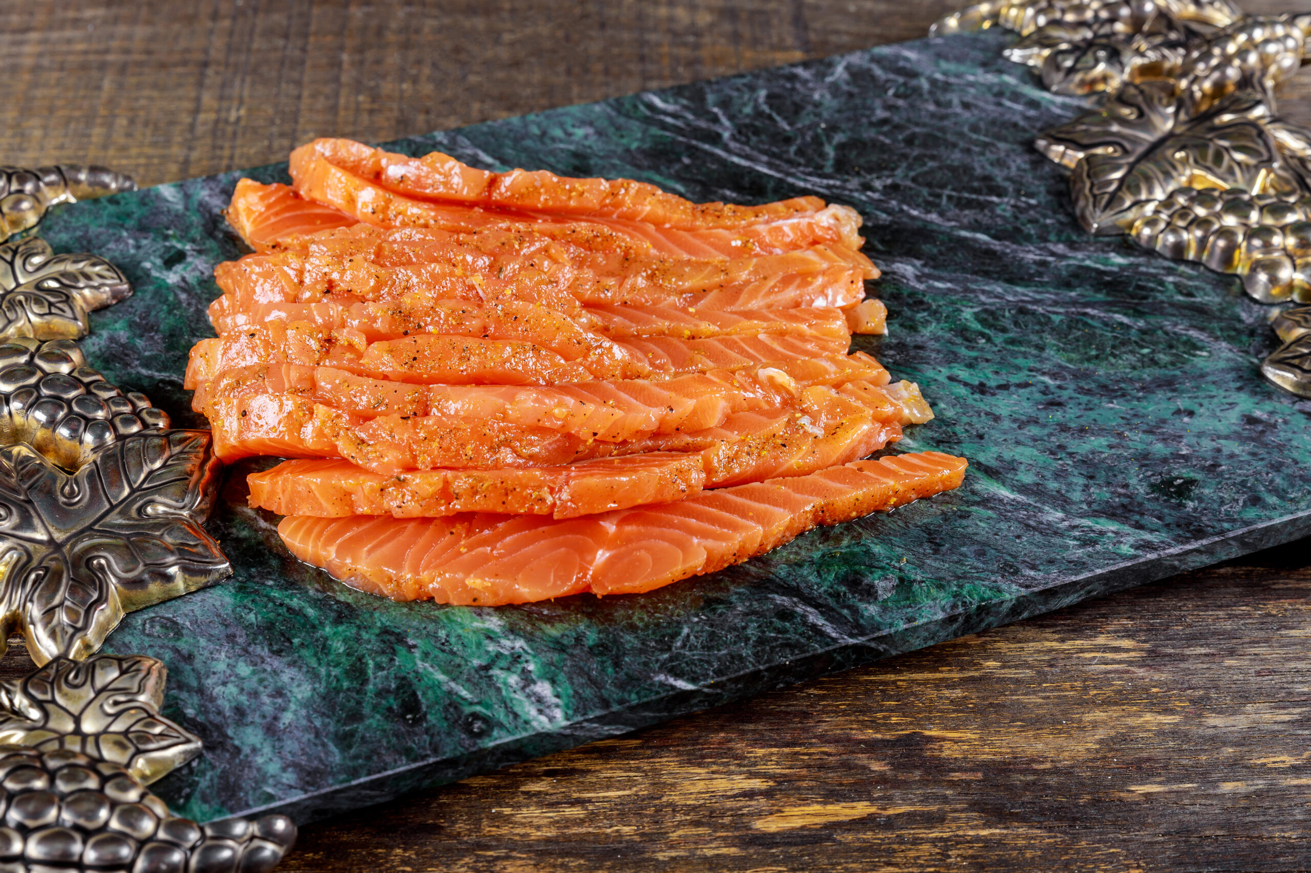 Uncooked salmon fish fillet on marble plate top view ready to eat - Info Vandaag