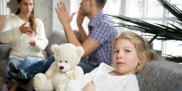 Dit is de grootste (en onverwachte) reden dat relaties stuk gaan na het krijgen van een baby
