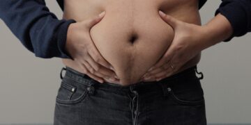 Waarom mannen na hun dertigste vaak een buikje krijgen