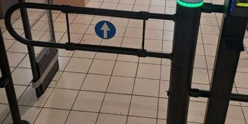 Aha! Dit is dus de sluwe reden waarom supermarktpoortjes zo langzaam opengaan