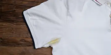 Zweetvlekken en meer: 5 slimme tips voor vlekkeloze kleding