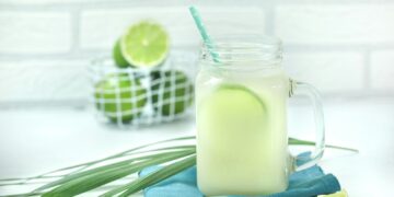 a glass of tea with lemons