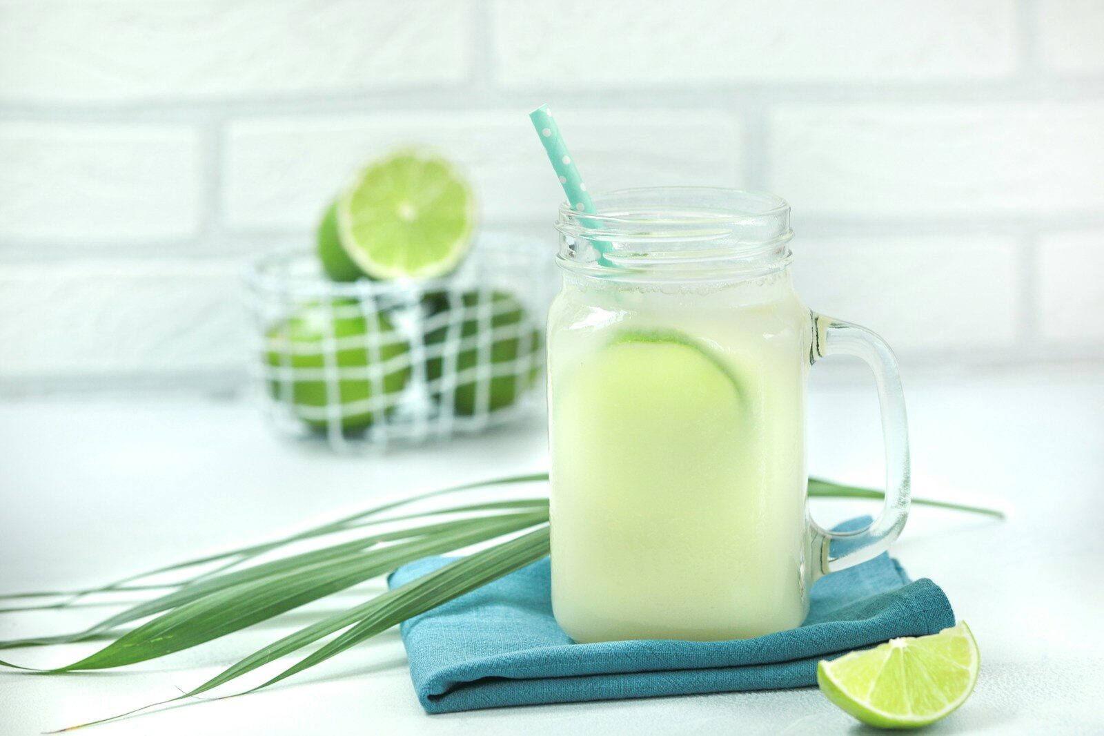 a glass of tea with lemons