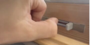 Met deze simpele dakraamtruc koel je je slaapkamer veel sneller af