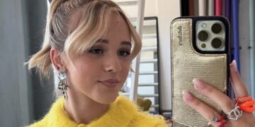 Nieuwe liefde voor zangeres Emma Kok (18) en het is geen onbekende…