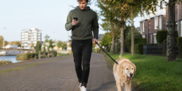 Dit is waarom je telefoon ALTIJD in je zak moet blijven tijdens het uitlaten van de hond