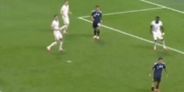 ZIEN: door deze nieuwe beelden zijn voetbalfans ervan overtuigd dat het doelpunt van Argentinië niet had mogen tellen