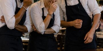 Dingen waar restaurantpersoneel je stiekem om veroordeelt als je ze bestelt (doe dit niet)