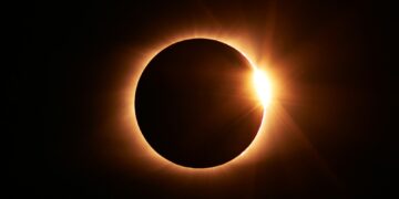 total solar eclipse diamond ring