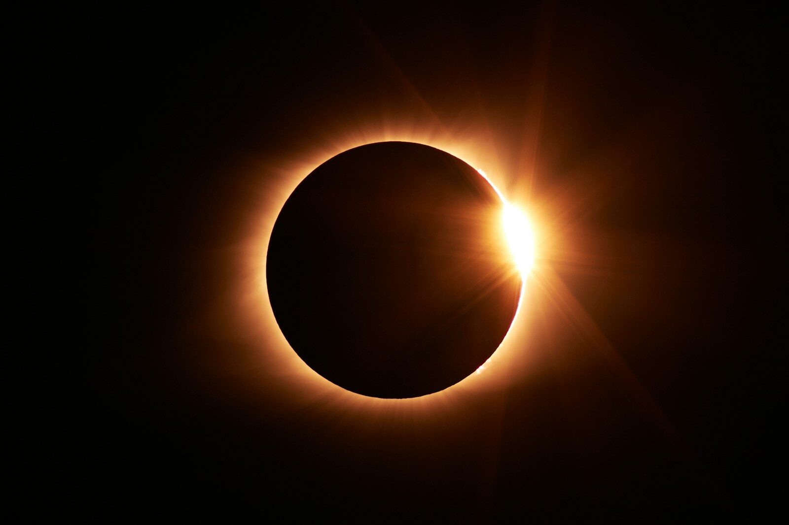Dit gaat jouw sterrenbeeld merken van de zonsverduistering van morgen…